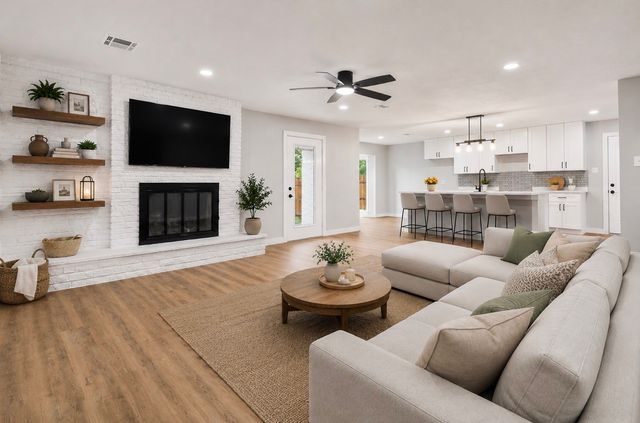 706 W Five Mile Parkway, Dallas, TX 75224