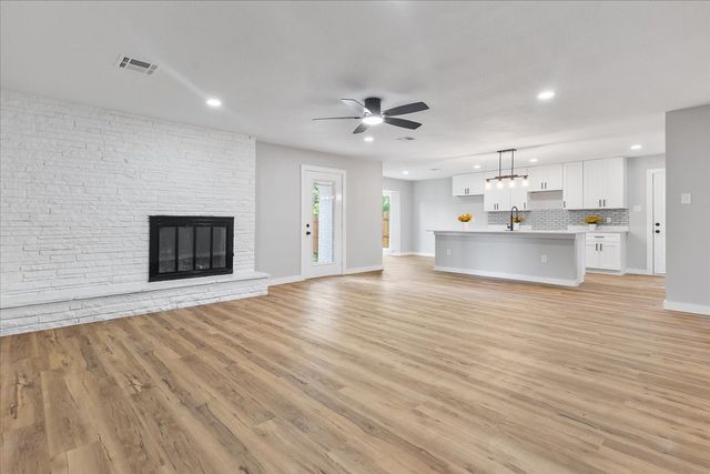 706 W Five Mile Parkway, Dallas, TX 75224