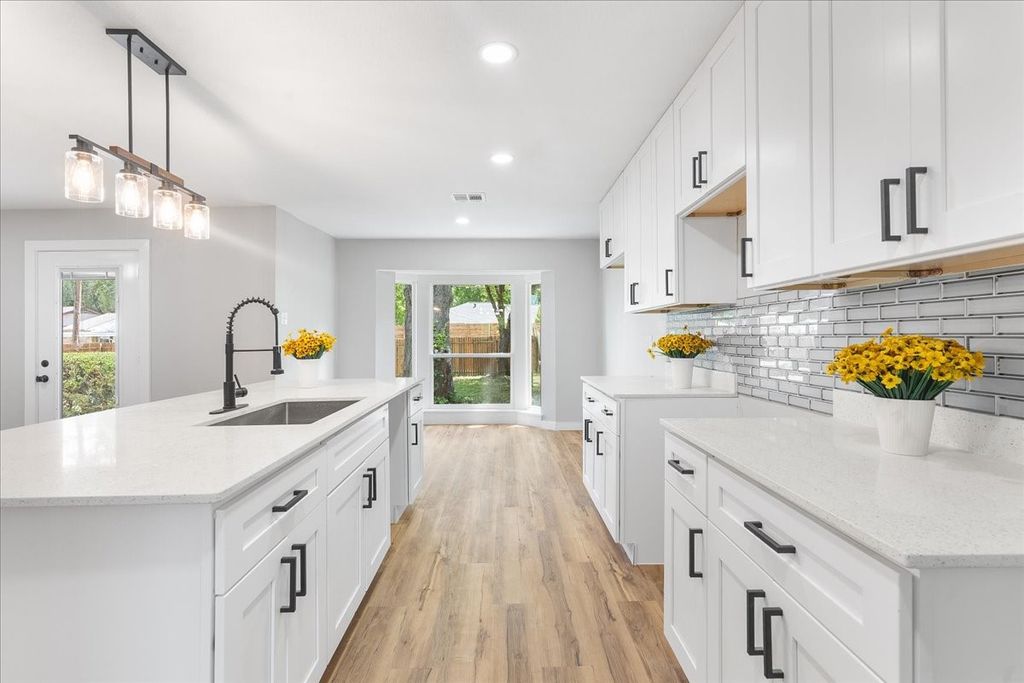 706 W Five Mile Parkway, Dallas, TX 75224