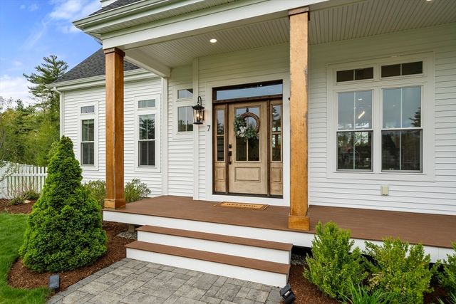 7 Stanley Ln, Carver, MA 02330