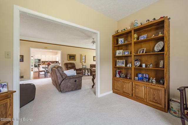 2005 Old Sorrell Ln, La Grange, KY 40031