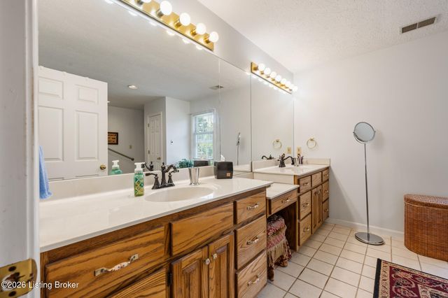 2005 Old Sorrell Ln, La Grange, KY 40031