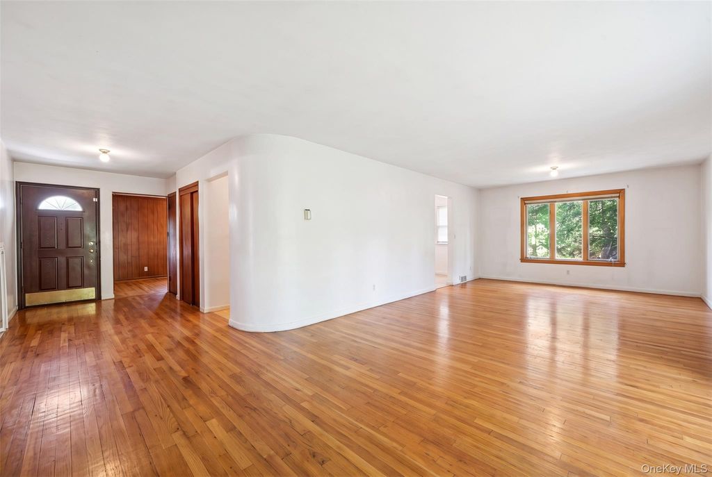 31 Woodland Drive, East Islip, NY 11730 — photo 2