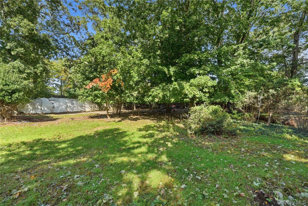 31 Woodland Drive, East Islip, NY 11730 — photo 3