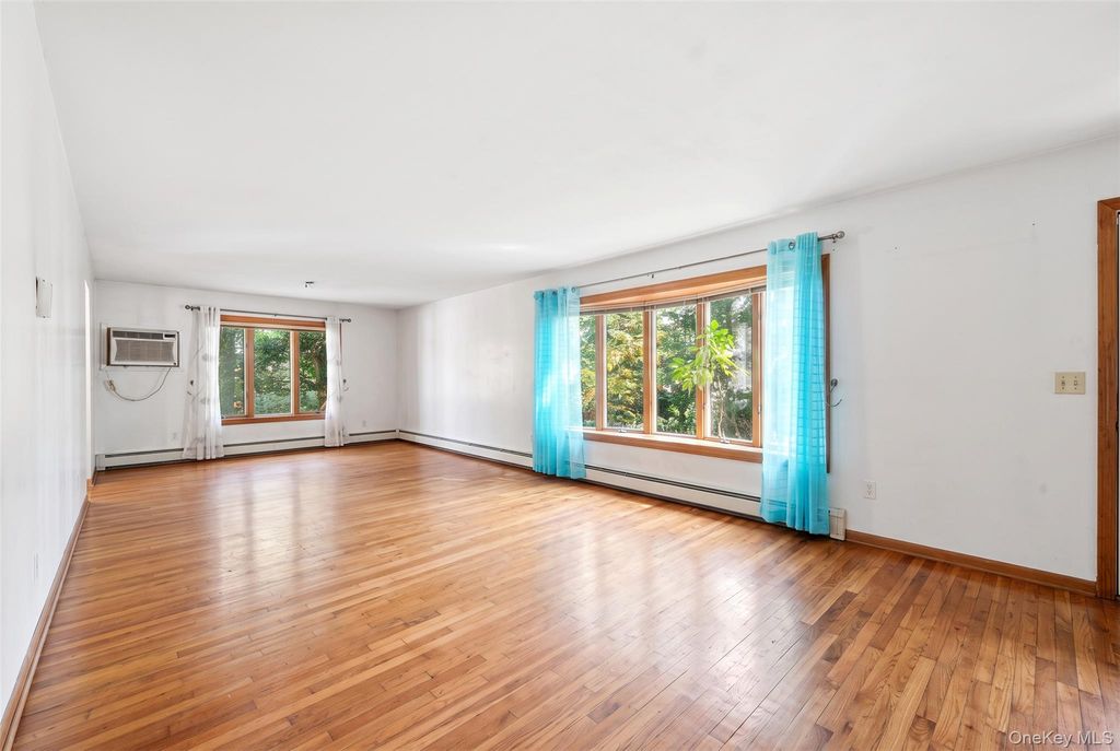 31 Woodland Drive, East Islip, NY 11730 — photo 4