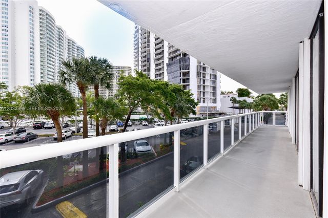 20505 E Country Club Dr 237, Aventura, FL 33180