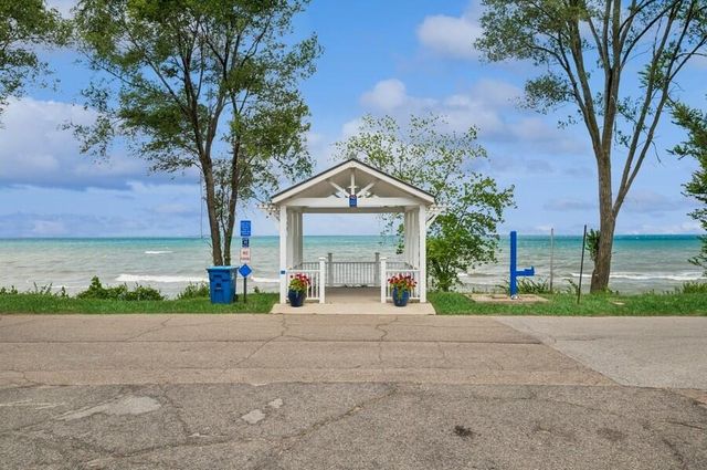 4046 Hillside Trail, New Buffalo, MI 49117