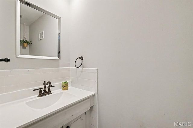5253 Ozarkglen Drive, Mehlville, MO 63128