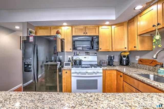 208 Plymouth Colony 208, Branford, CT 06405