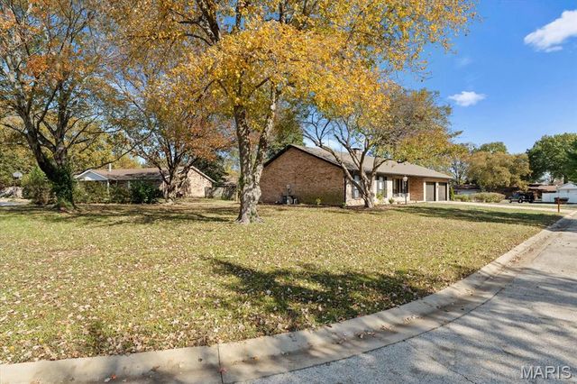 2301 Stonecastle Avenue, Belleville, IL 62221