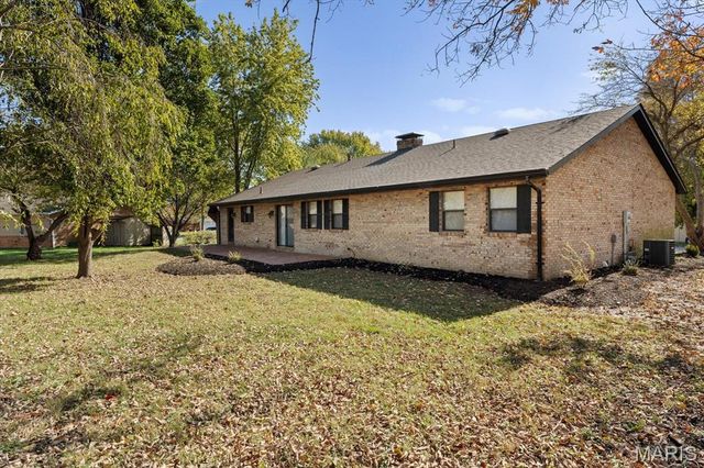 2301 Stonecastle Avenue, Belleville, IL 62221