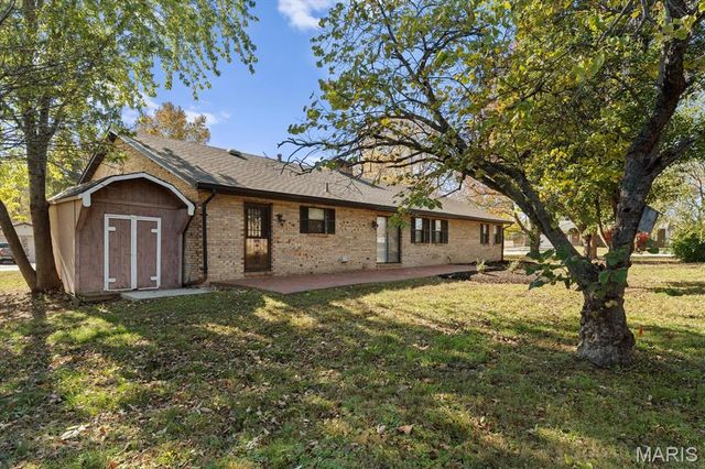 2301 Stonecastle Avenue, Belleville, IL 62221