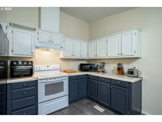 1282 E 3RD St 83, Lafayette, OR 97127