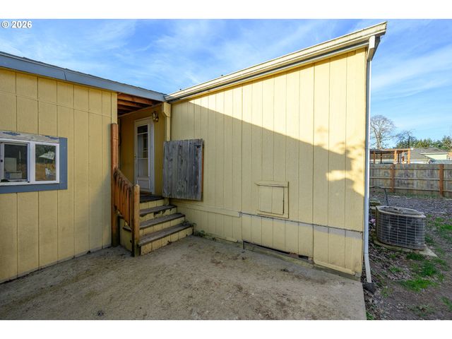 1282 E 3RD St 83, Lafayette, OR 97127