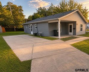 3725 Erkskine Street, Omaha, NE 68111