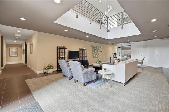 4521 Wornall Road 208, Kansas City, MO 64111