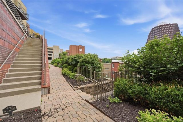 4521 Wornall Road 208, Kansas City, MO 64111