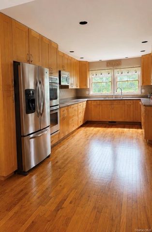 27 Depot Road, Westhampton Beach, NY 11978