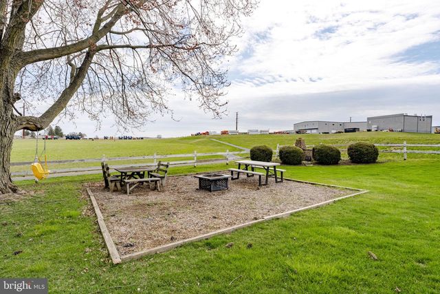 176 BUTTER RD, Leola, PA 17540