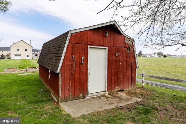 176 BUTTER RD, Leola, PA 17540