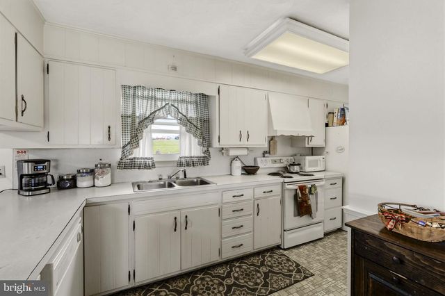176 BUTTER RD, Leola, PA 17540