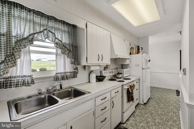 176 BUTTER RD, Leola, PA 17540