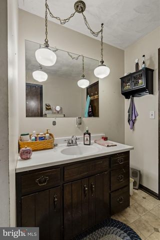 176 BUTTER RD, Leola, PA 17540