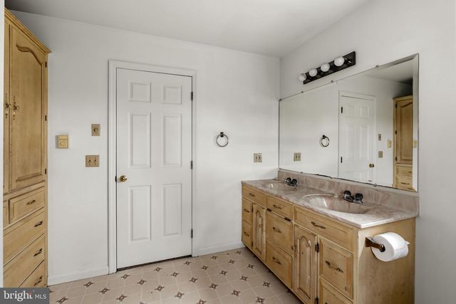 176 BUTTER RD, Leola, PA 17540