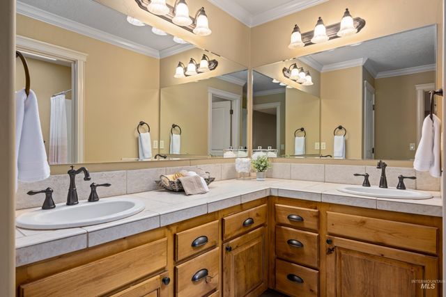 647 W Water Grove Drive, Eagle, ID 83616