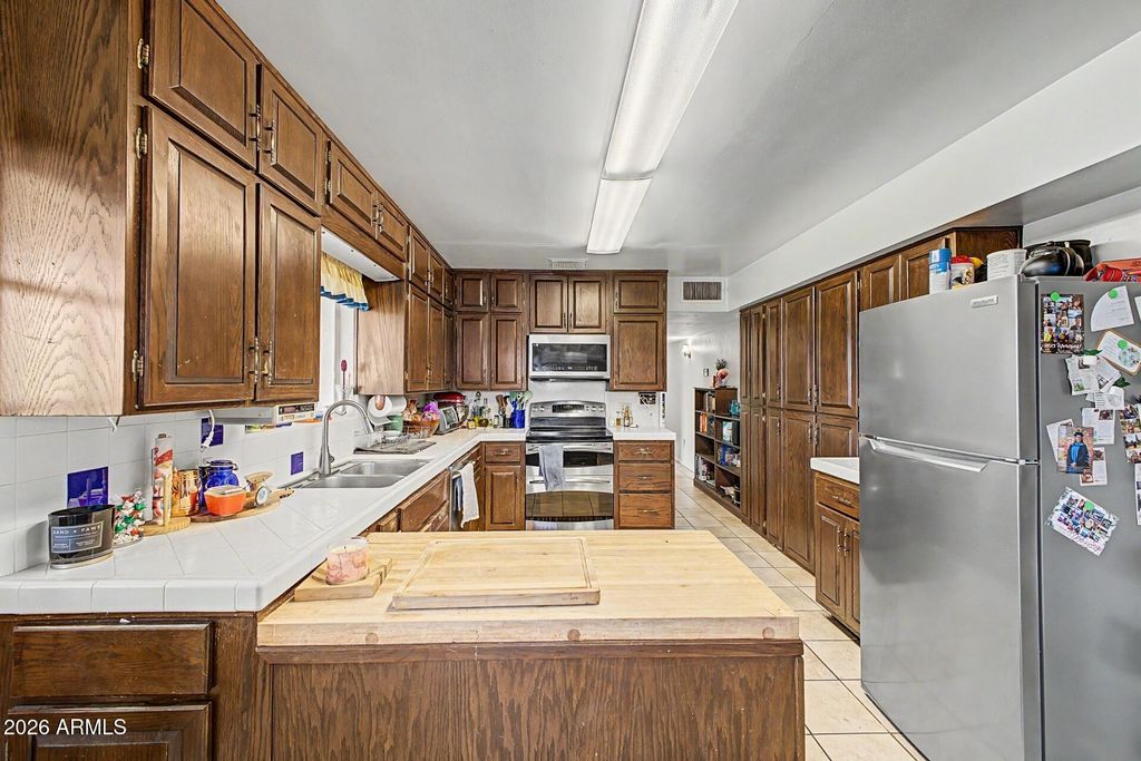 Image 11 of property listing at 1702 E Griswold Road, Phoenix, AZ 85020
