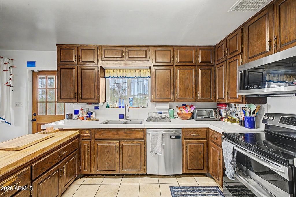 Image 12 of property listing at 1702 E Griswold Road, Phoenix, AZ 85020