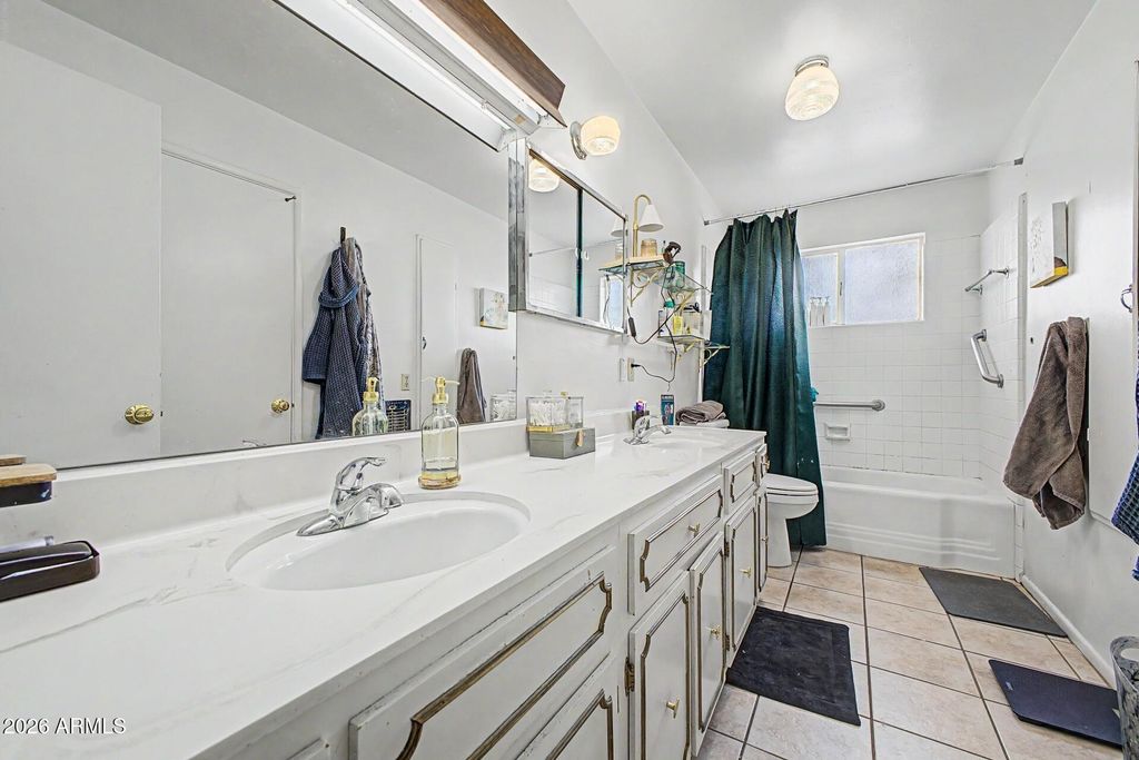 Image 17 of property listing at 1702 E Griswold Road, Phoenix, AZ 85020