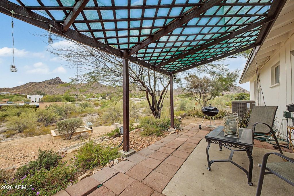 Image 32 of property listing at 1702 E Griswold Road, Phoenix, AZ 85020