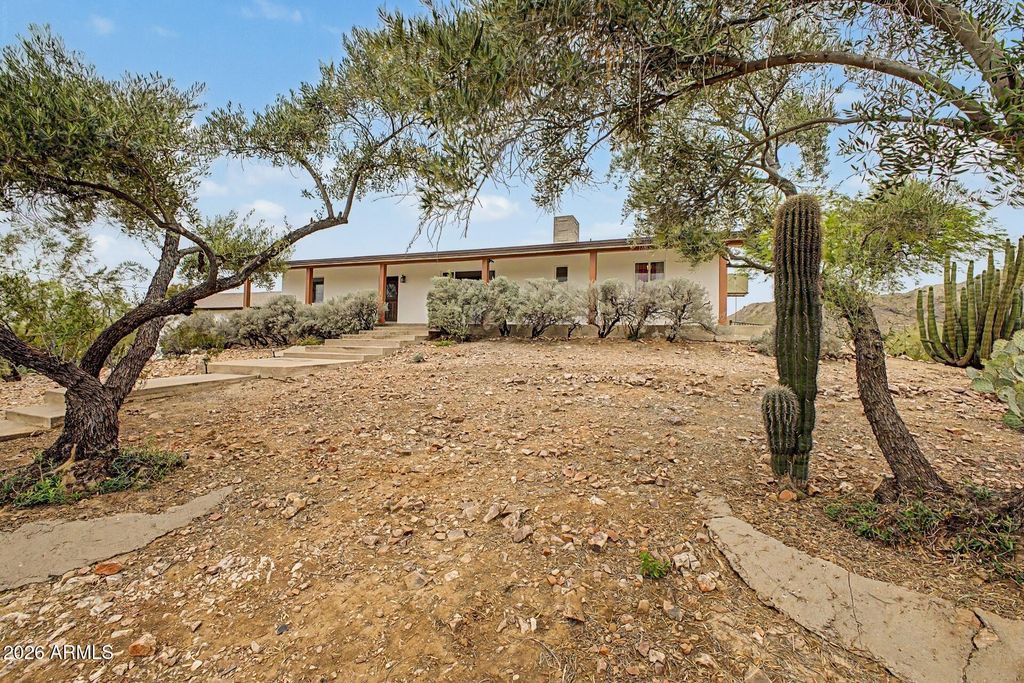 Image 4 of property listing at 1702 E Griswold Road, Phoenix, AZ 85020