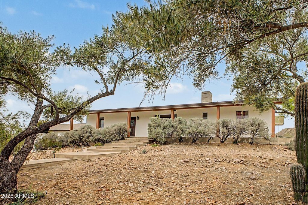 Image 5 of property listing at 1702 E Griswold Road, Phoenix, AZ 85020