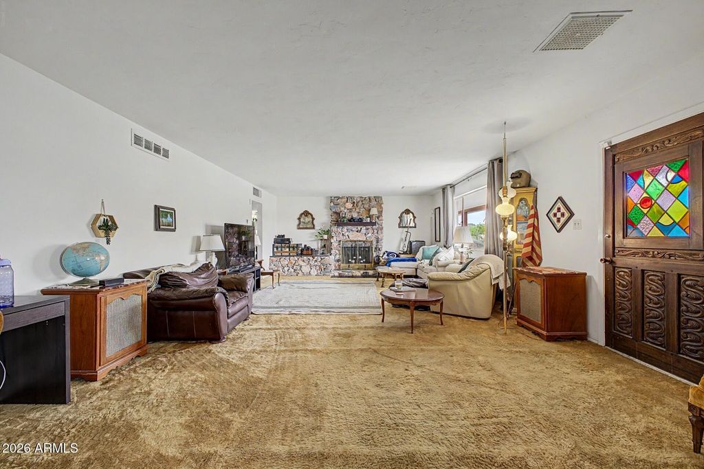 Image 6 of property listing at 1702 E Griswold Road, Phoenix, AZ 85020