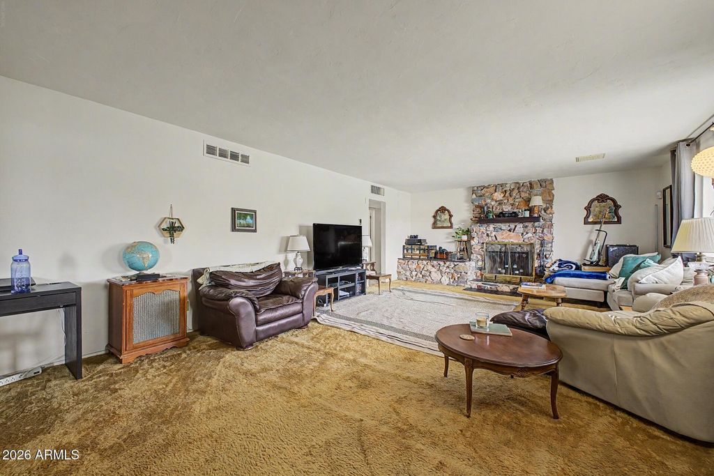 Image 7 of property listing at 1702 E Griswold Road, Phoenix, AZ 85020