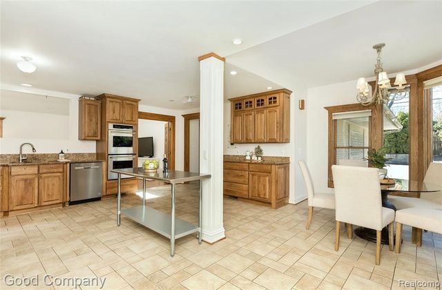 2135 Vinsetta Boulevard, Royal Oak, MI 48073