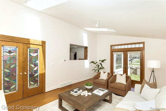 2135 Vinsetta Boulevard, Royal Oak, MI 48073