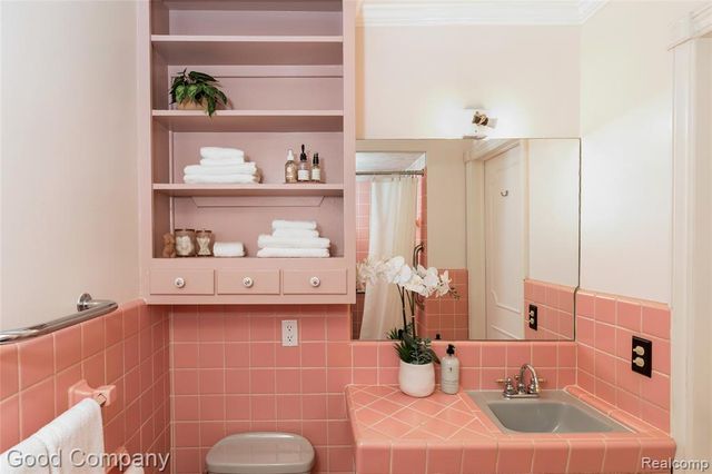 2135 Vinsetta Boulevard, Royal Oak, MI 48073