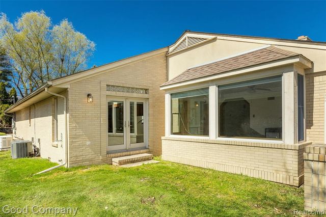 2135 Vinsetta Boulevard, Royal Oak, MI 48073