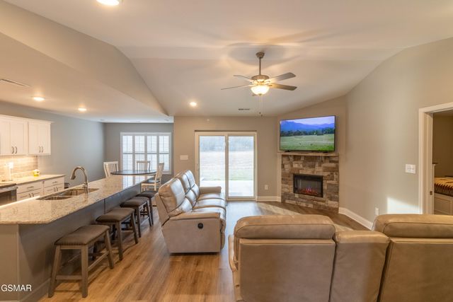 712 Snowflower Circle, Pigeon Forge, TN 37863