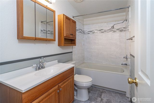 600 NE Saturn Lane, Bremerton, WA 98311