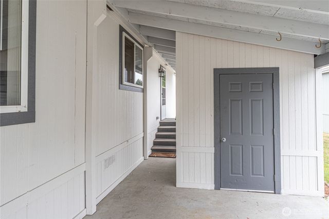 600 NE Saturn Lane, Bremerton, WA 98311
