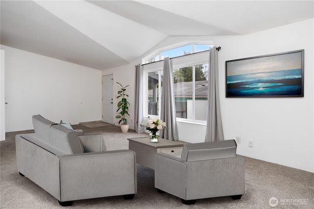600 NE Saturn Lane, Bremerton, WA 98311