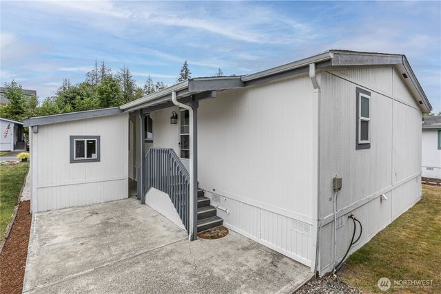 600 NE Saturn Lane, Bremerton, WA 98311