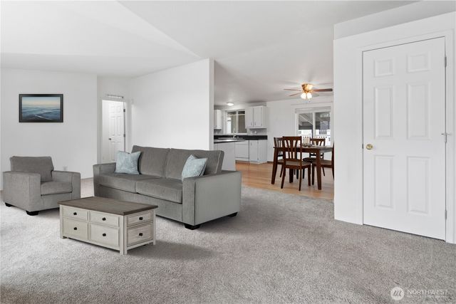 600 NE Saturn Lane, Bremerton, WA 98311