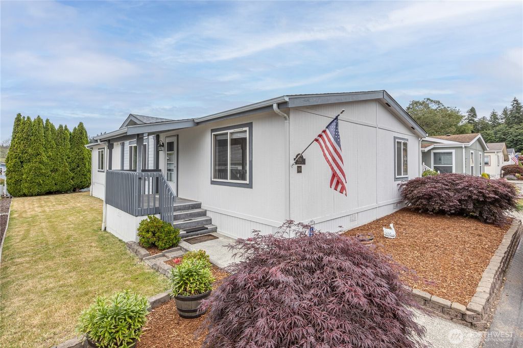 600 NE Saturn Lane, Bremerton, WA 98311