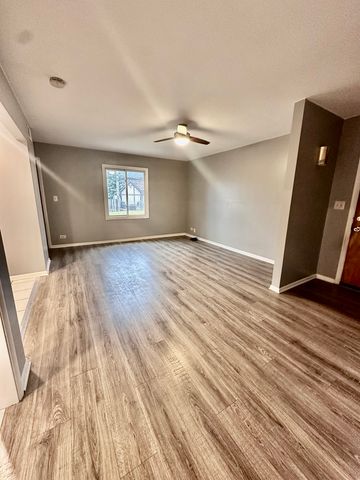 1702 W Oakton Street, Arlington Heights, IL 60004