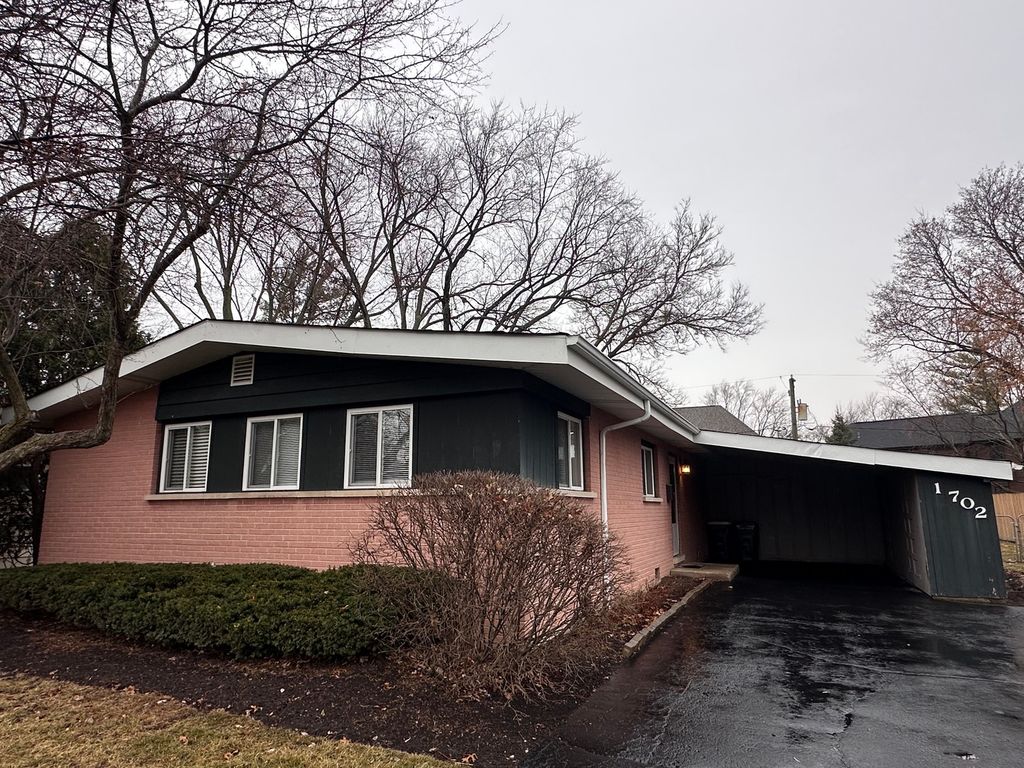 1702 W Oakton Street, Arlington Heights, IL 60004